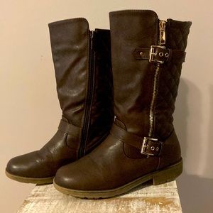 DreamPairs size 5 brown boots with gold accents.